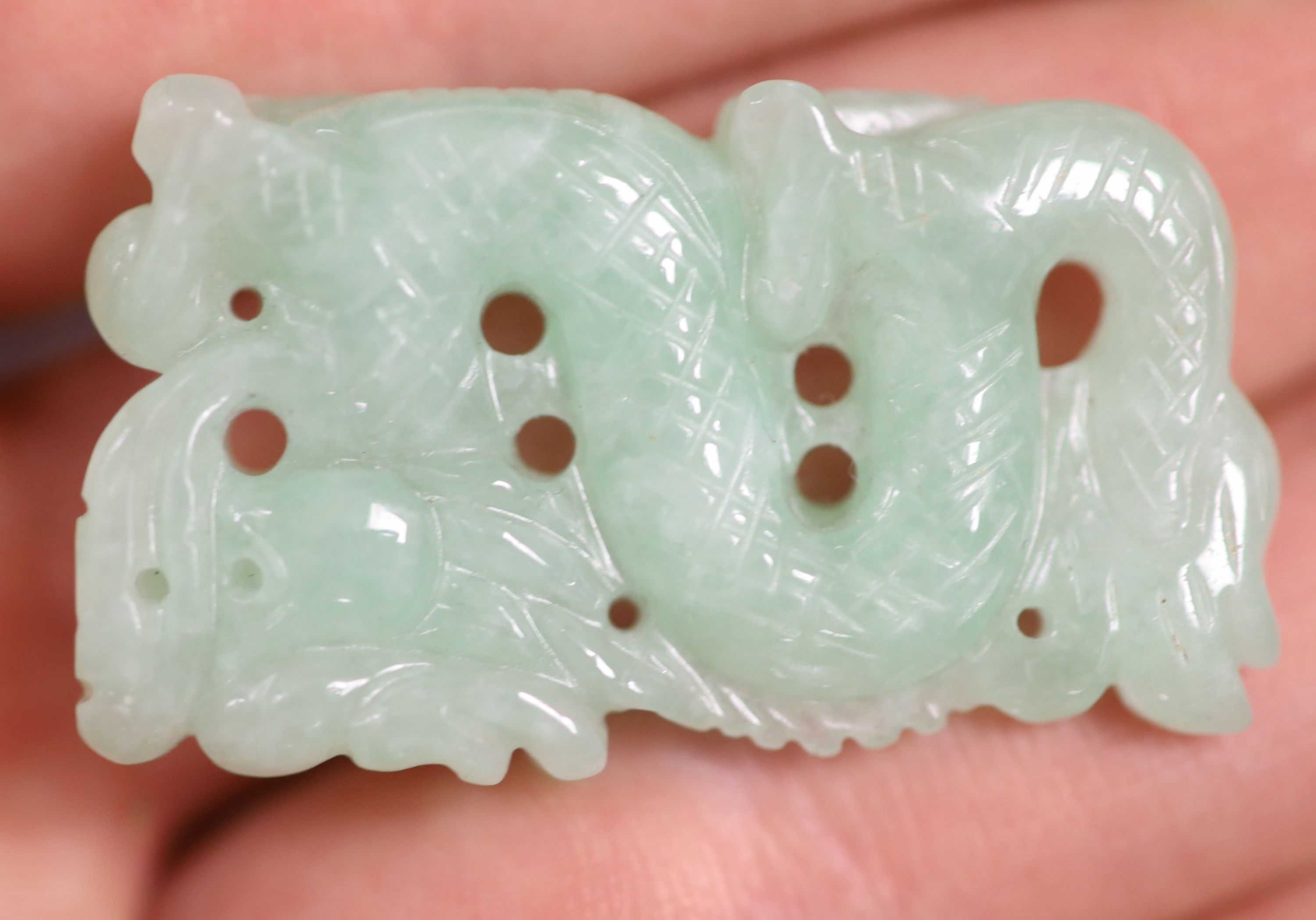 A jade carving of a dragon, 37mm.